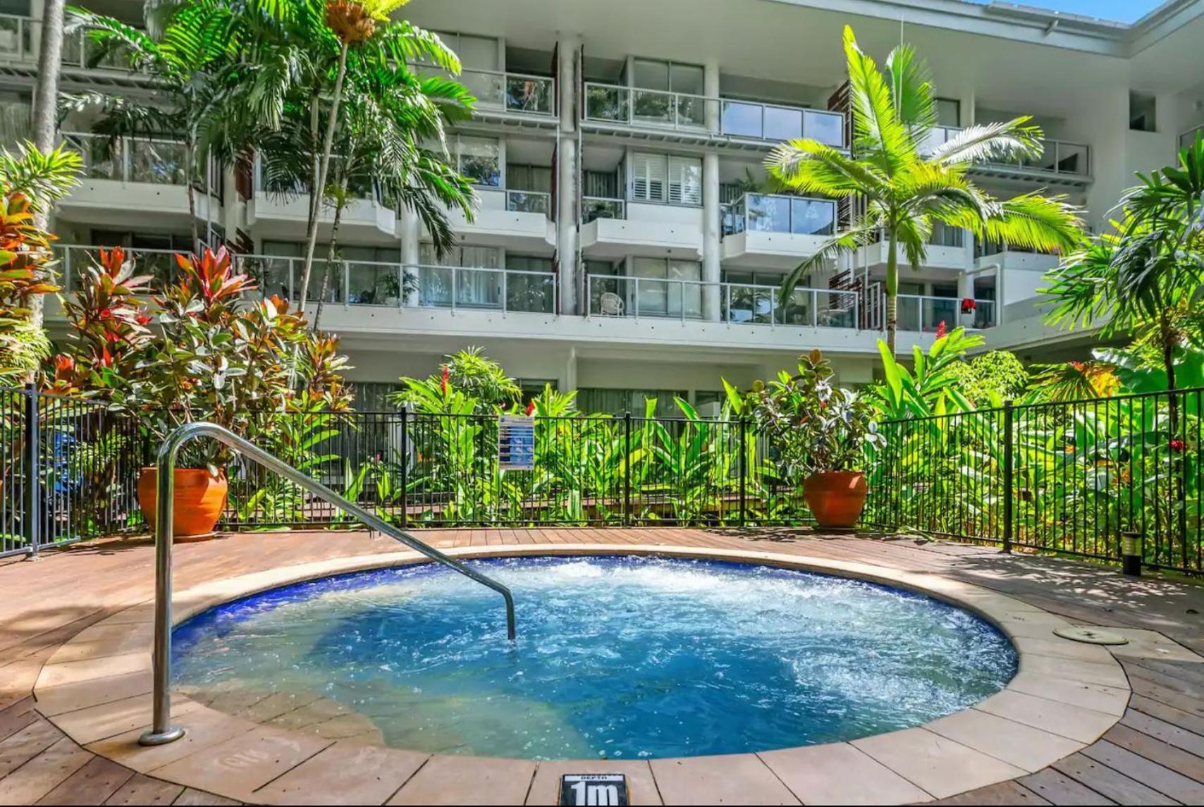 Palm Cove Beachside Apartments - Pool And Garden Views Bagian luar foto