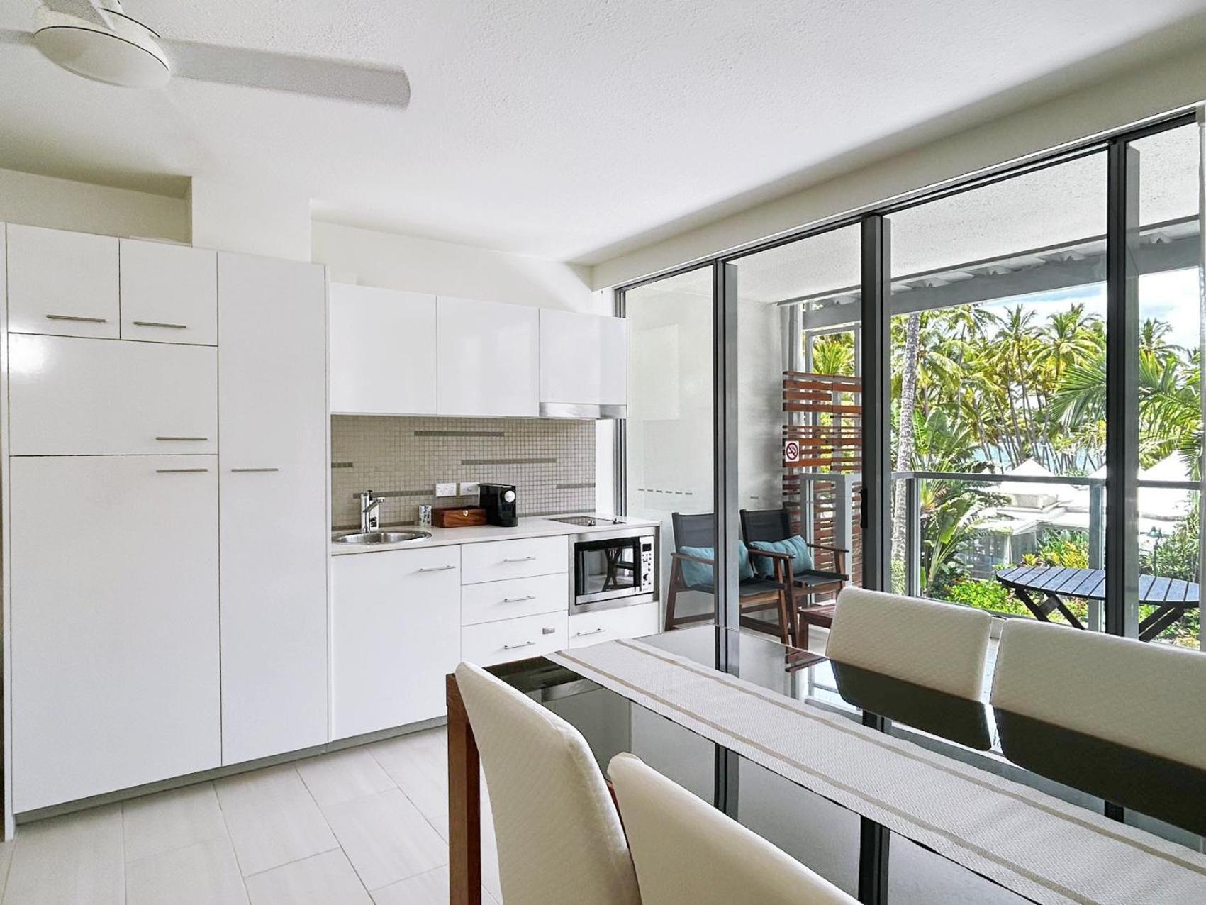 Palm Cove Beachside Apartments - Pool And Garden Views Bagian luar foto